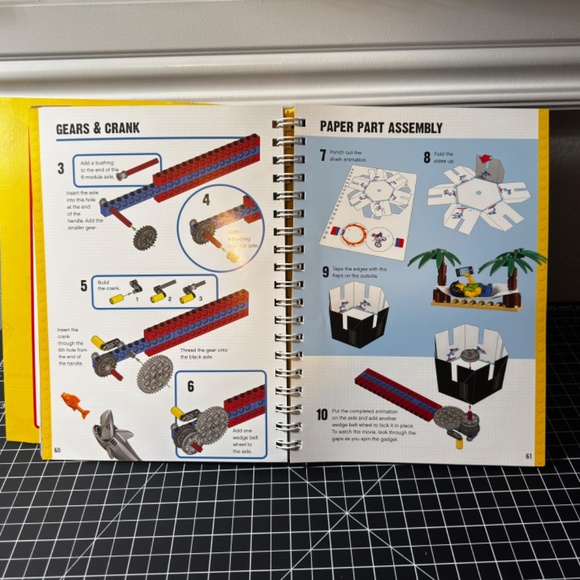 Lego Klutz Activity Books Chain Reactions, Gear Bots and Gadgets - Picture 3 of 8